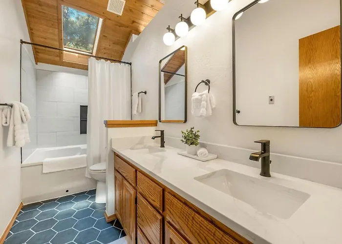Holiday home Pinewood - Backs To Forest - Near Downtown!