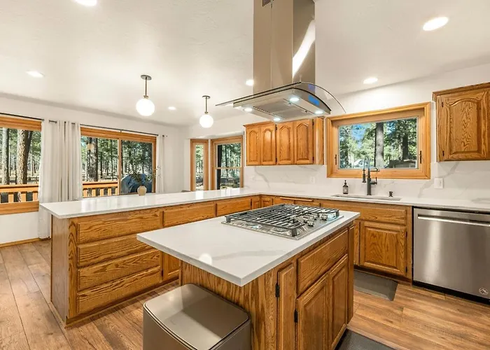 Pinewood - Backs To Forest - Near Downtown! Holiday home *
