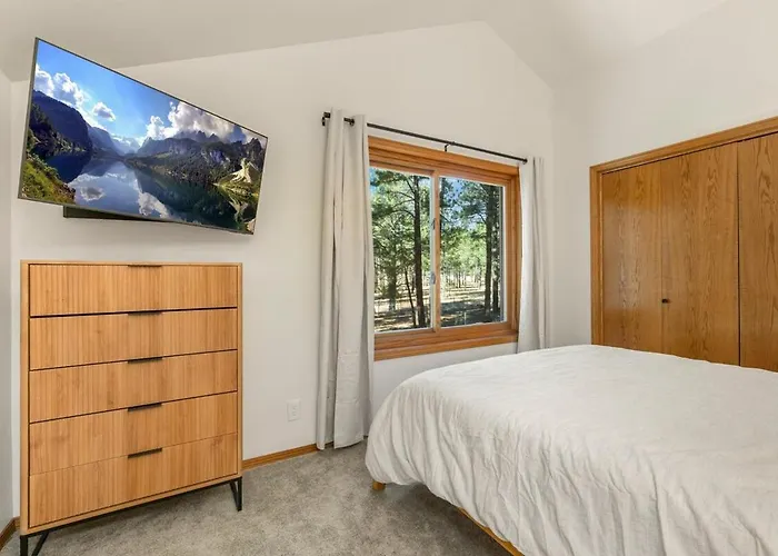 Holiday home Pinewood - Backs To Forest - Near Downtown!