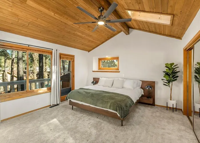 Holiday home Pinewood - Backs To Forest - Near Downtown!